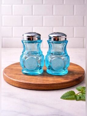 Vtg Blue Glass Salt Pepper Shaker Set Retro Kitchen Decor Eagle Patriotic July 4